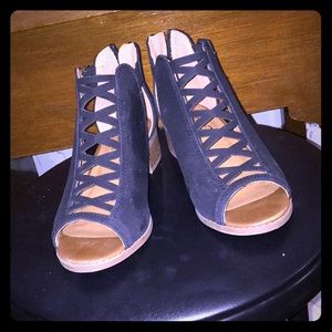 Super chic girl crisscross heels 👠👠